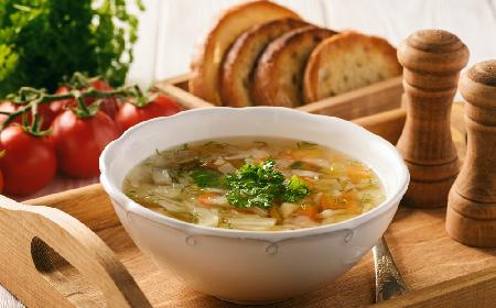 Zupa bieda: przepis na kartoflankę z warzywami