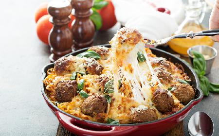Pożywne spaghetti z klopsikami w sosie pomidorowym