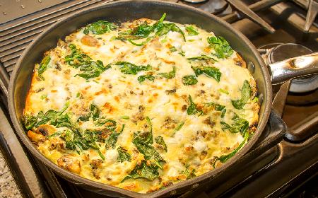 Szpinakowa frittata z rybą i pieczarkami
