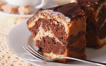 Marmurkowa babka z likierem Baileys: eleganckie ciasto na rodzinne spotkanie