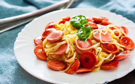 Oszałamiające spaghetti z salami skąpane w cytrynowo-maślanym sosie