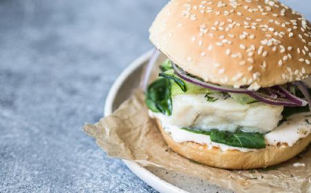 Fish burger z dorszem w zimnym sosie jajecznym z kaparami i dymką