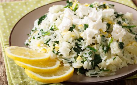 Cytrynowy ryż ze szpinakiem i serem feta: grecki przepis na sycące spanakorizo