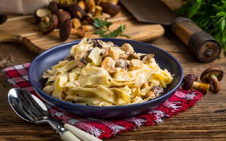 Tagliatelle z podgrzybkami i piersią kurczaka: przepis na super makaron z grzybami leśnymi