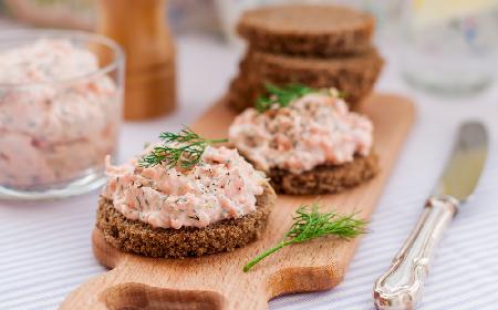 Pasta twarogowa z wędzonym łososiem i koperkiem