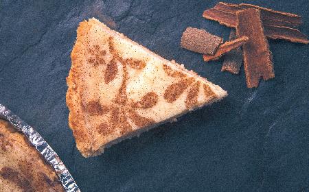 Tarta mleczna z cynamonem: przepis na kruchy placek z budyniem