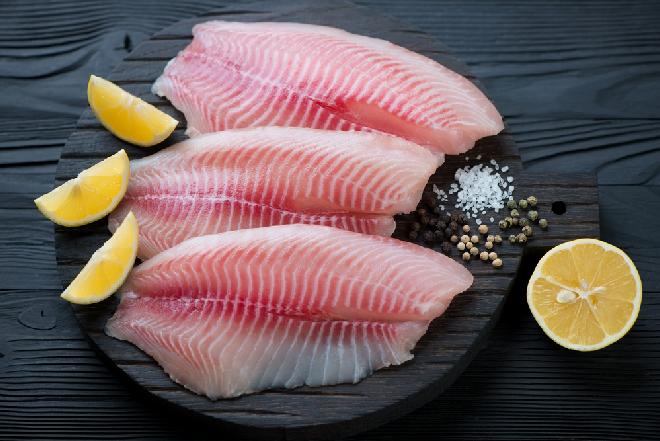 Tilapia smażona z masłem ziołowym