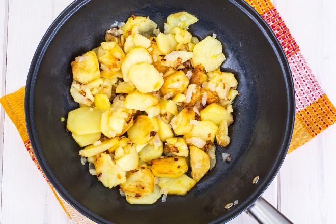 Rumiane ziemniaki smażone z cebulą