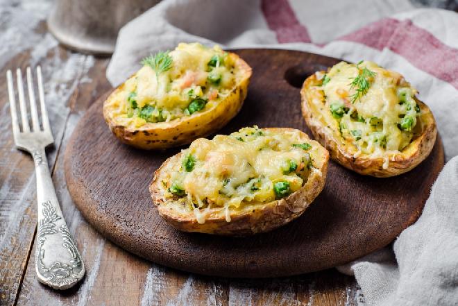 Pieczone ziemniaki nadziewane farszem serowo-brokułowym