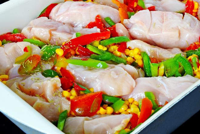 Pierś kurczaka pieczona z kukurydzą i papryką: tani obiad 2 w 1