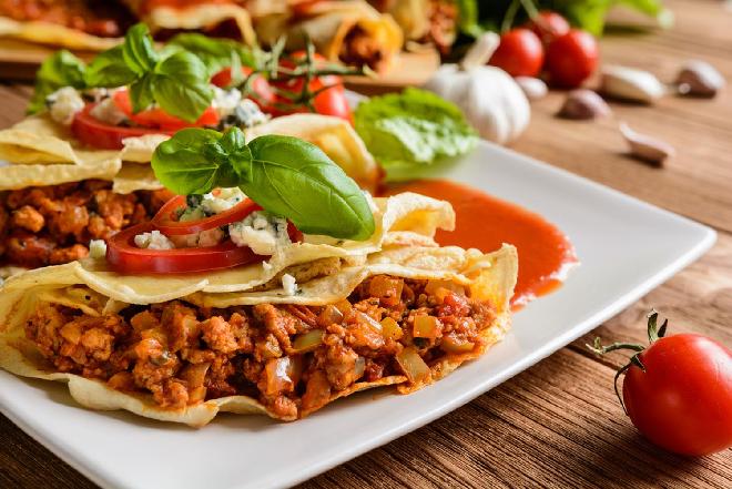 Fałszywa tortilla z mięsem mielonym - super przekąska w stylu meksykańskim