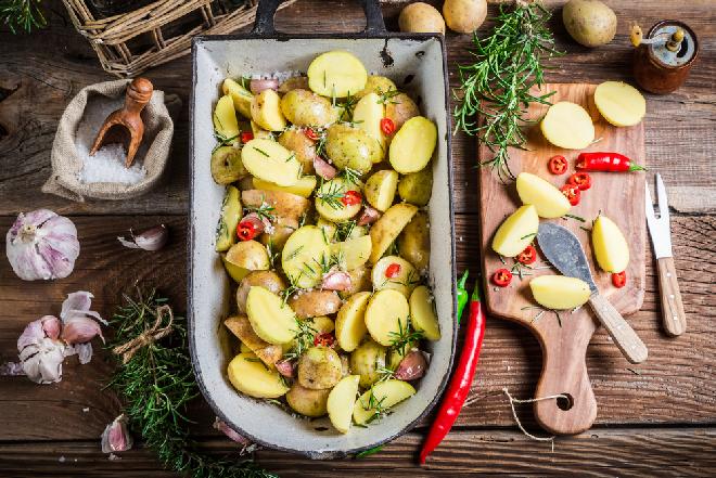 Ziemniaki pieczone z czosnkiem i rozmarynem: przepis na chrupiące kartofle z piekarnika