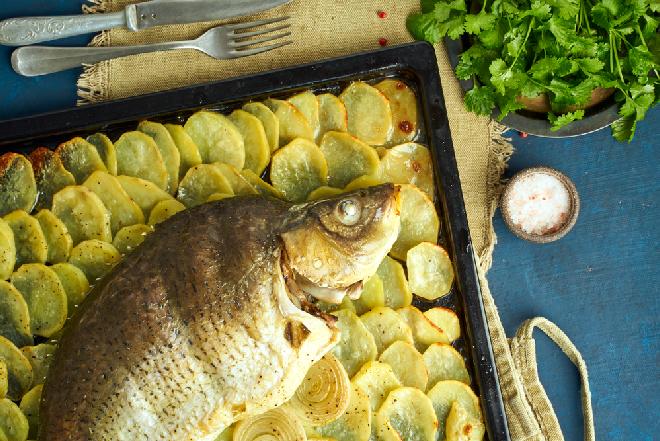 Karp z piekarnika: przepis na karpia pieczonego z talarkami ziemniaczanymi