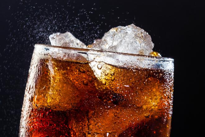 Domowa coca-cola: jak zrobić w domu popularny napój gazowany bez syfonu i bez sodastream