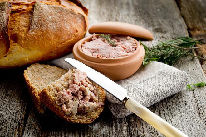 Przepyszna pasta mięsna z gotowanego kurczaka, z sezamem i orzechami