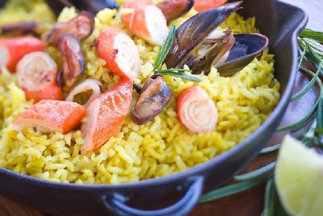 Paella z owocami morza: przepis na danie z kuchni hiszpańskiej
